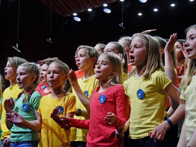 Sangglade barn i aksjon under dagens konsert og direktesending. Foto: Sven Gj. Gjeruldsen, Det kongelige hoff
